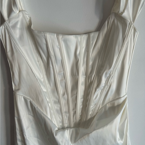 White satin corset off shoulder dress - Picture 2 of 4